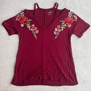 Francesca’s Floral Appliqué Cutout Top